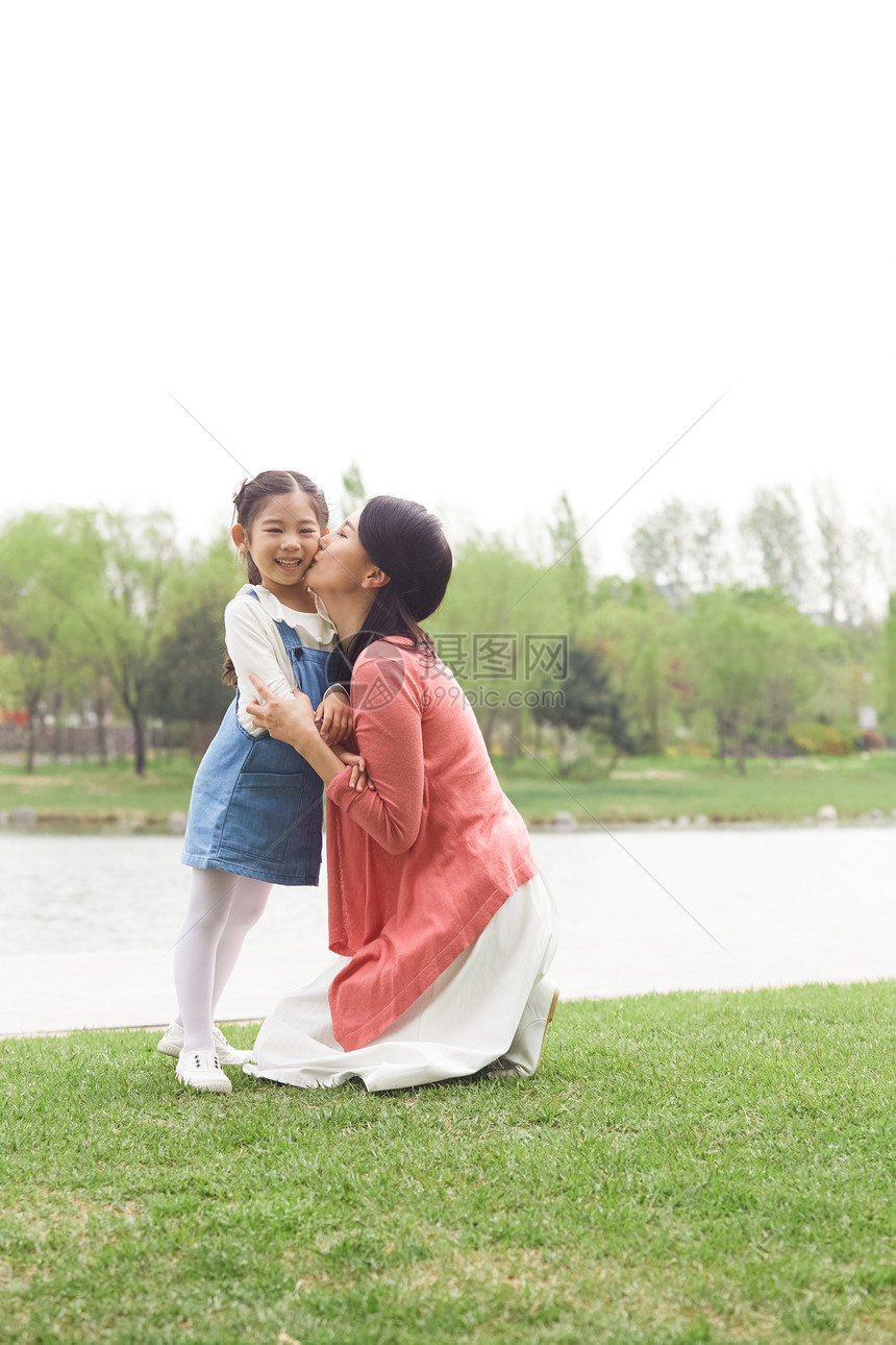 公园里玩耍的女儿和母亲图片