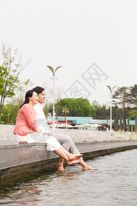 坐在湖边看风景的夫妇图片