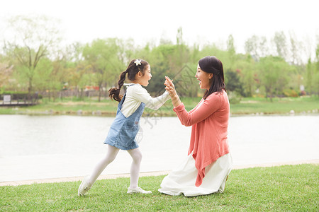 公园湖边玩耍的女儿和母亲图片