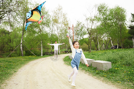公园放风筝玩耍的父女图片