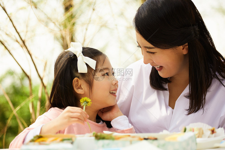 公园里开心野餐的女儿和母亲图片