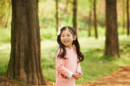 公园里玩耍的小女孩图片