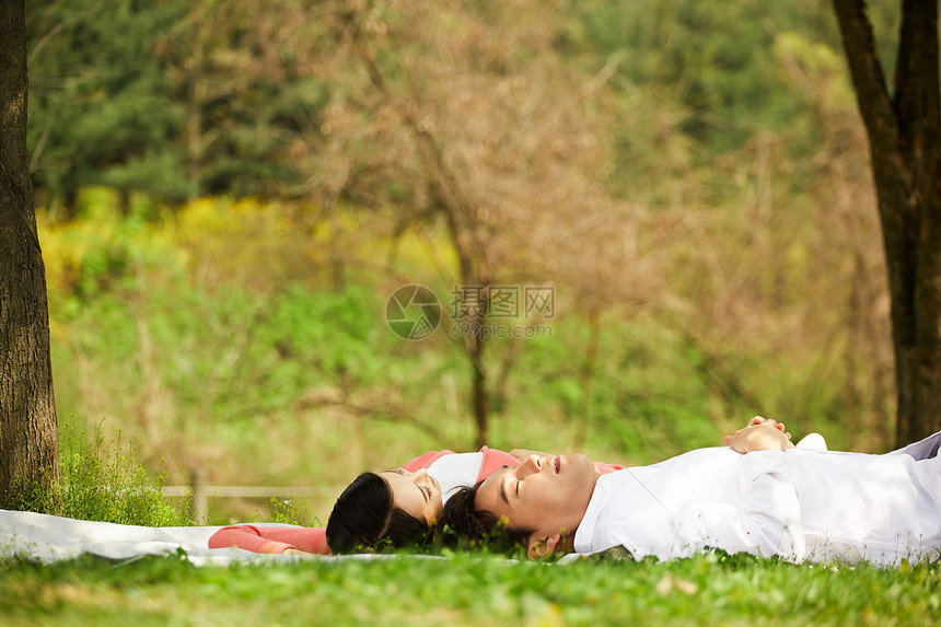 躺在草坪上休息的夫妇图片