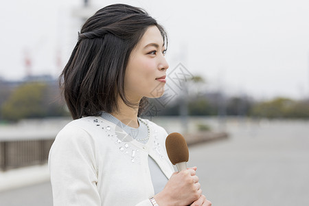 户外播报新闻的女记者形象图片