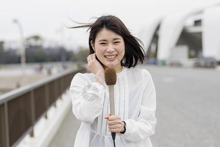 室外播报新闻的女记者图片