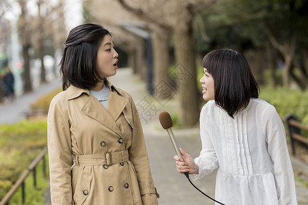 街头采访路人的记者图片