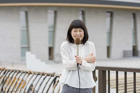 室外寒冷天气播报新闻的女记者图片