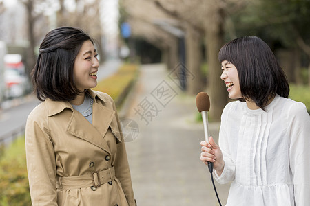 街头采访的女播音员图片