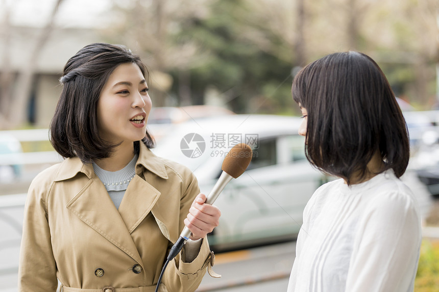 街头采访的女播音员图片