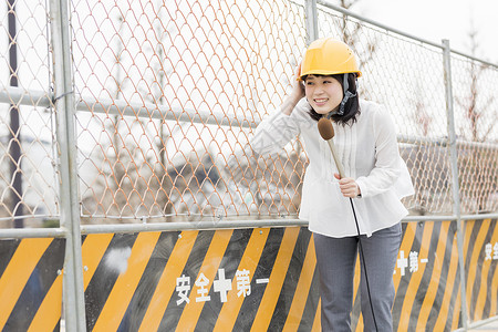 播报建筑工地新闻的女主播图片