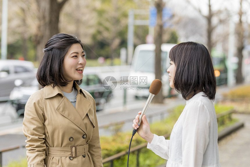 年轻女记者街头采访路人图片