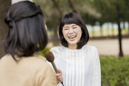 女记者街头采访路人图片