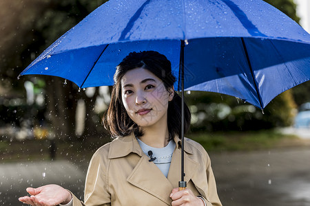 雨伞广告下雨天撑着雨伞的气质女性背景