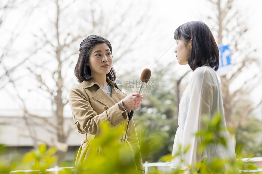 街头采访路人的女记者图片