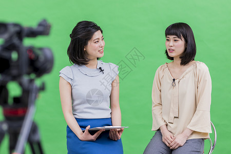 录影棚录制节目采访面谈的女主播背景图片