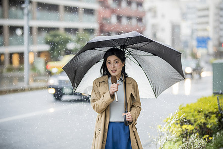 下雨天街头报道新闻的女记者图片