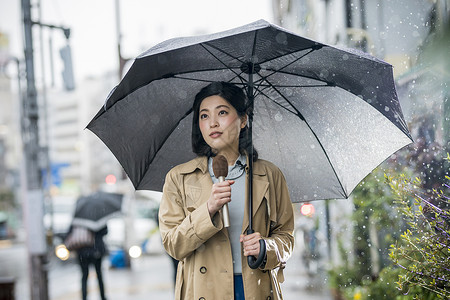 户外播报新闻节目的女主播图片