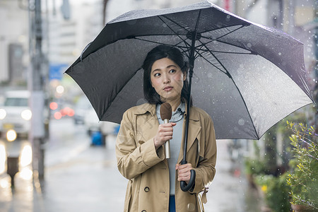 户外报道的女记者背景图片