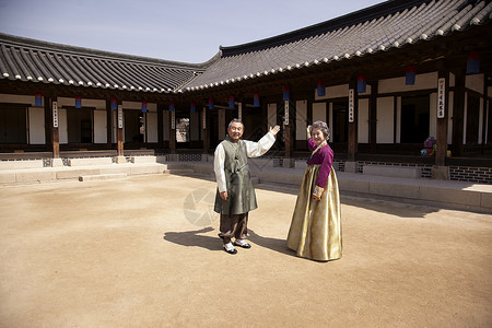 民俗村穿着传统服装的夫妇肖像图片