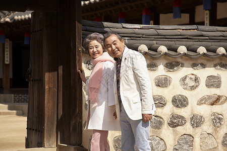 传统村落参观的老年夫妇图片