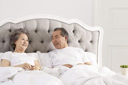 卧室里床上休息的夫妇图片