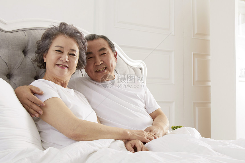 卧室里休息的老年夫妇图片