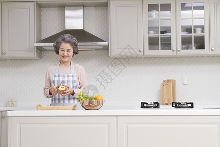 厨房里忙碌的妻子图片