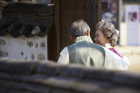 学说民俗村穿着传统服装的夫妇背影背景
