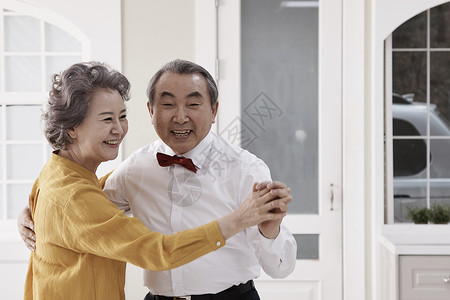 开心跳舞的老年夫妇图片