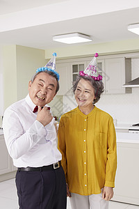 戴着帽子庆祝节日开心的老年夫妇图片