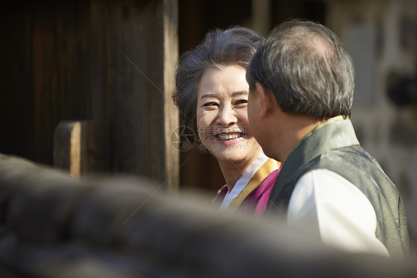 传统村落穿着传统服装开心的老年夫妇图片