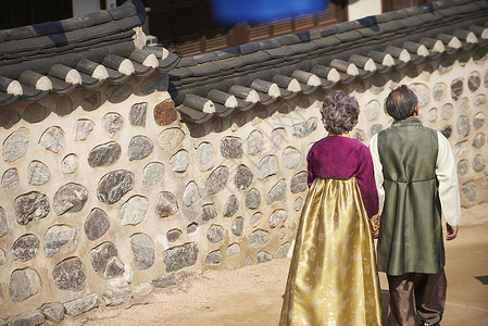 传统村落穿着传统服装的夫妻图片