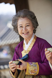 穿着传统服装微笑的老年女性图片