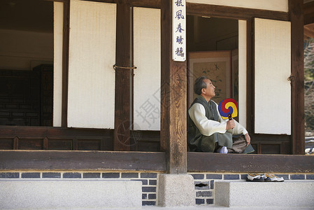 民俗村穿着传统服装的老年男性背景图片