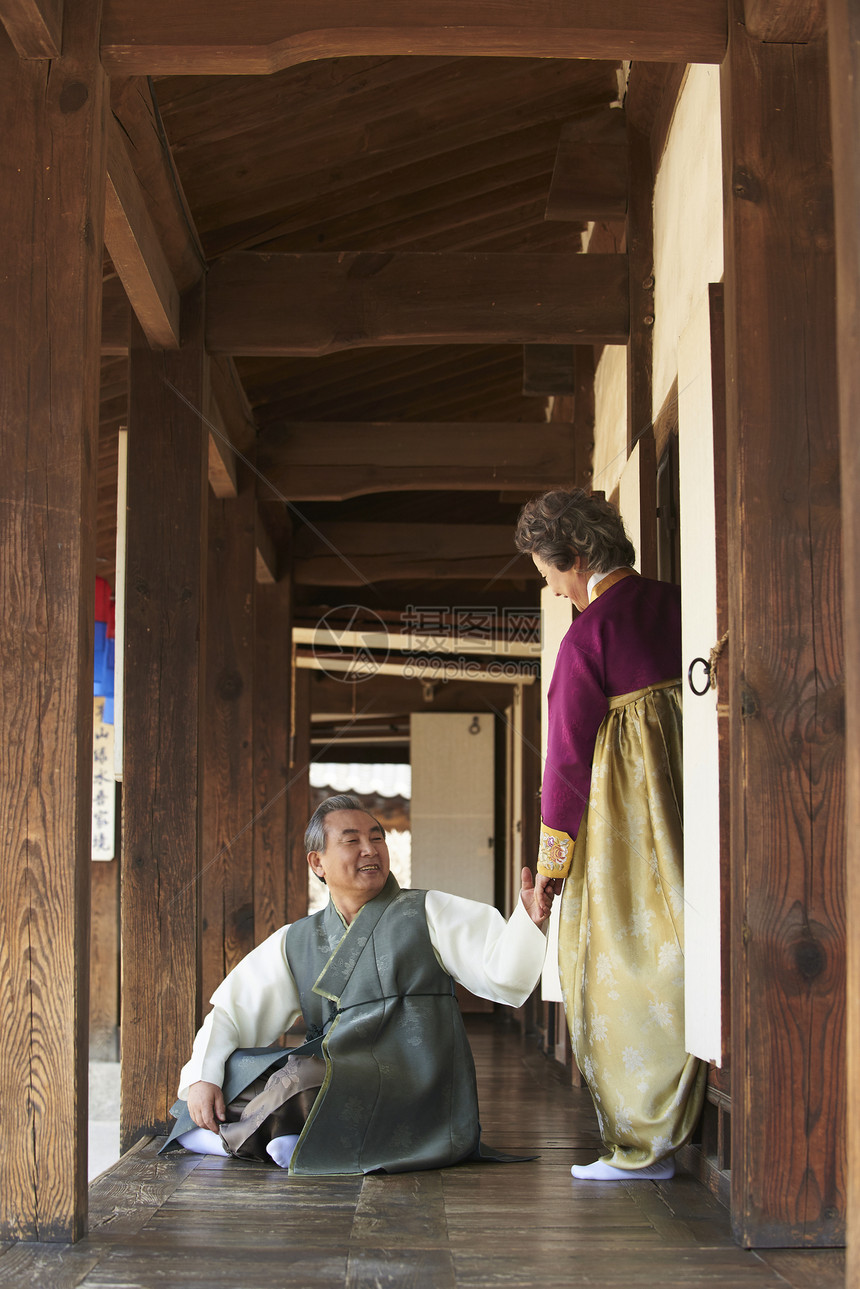 传统村落里穿着传统服装的老年夫妇图片