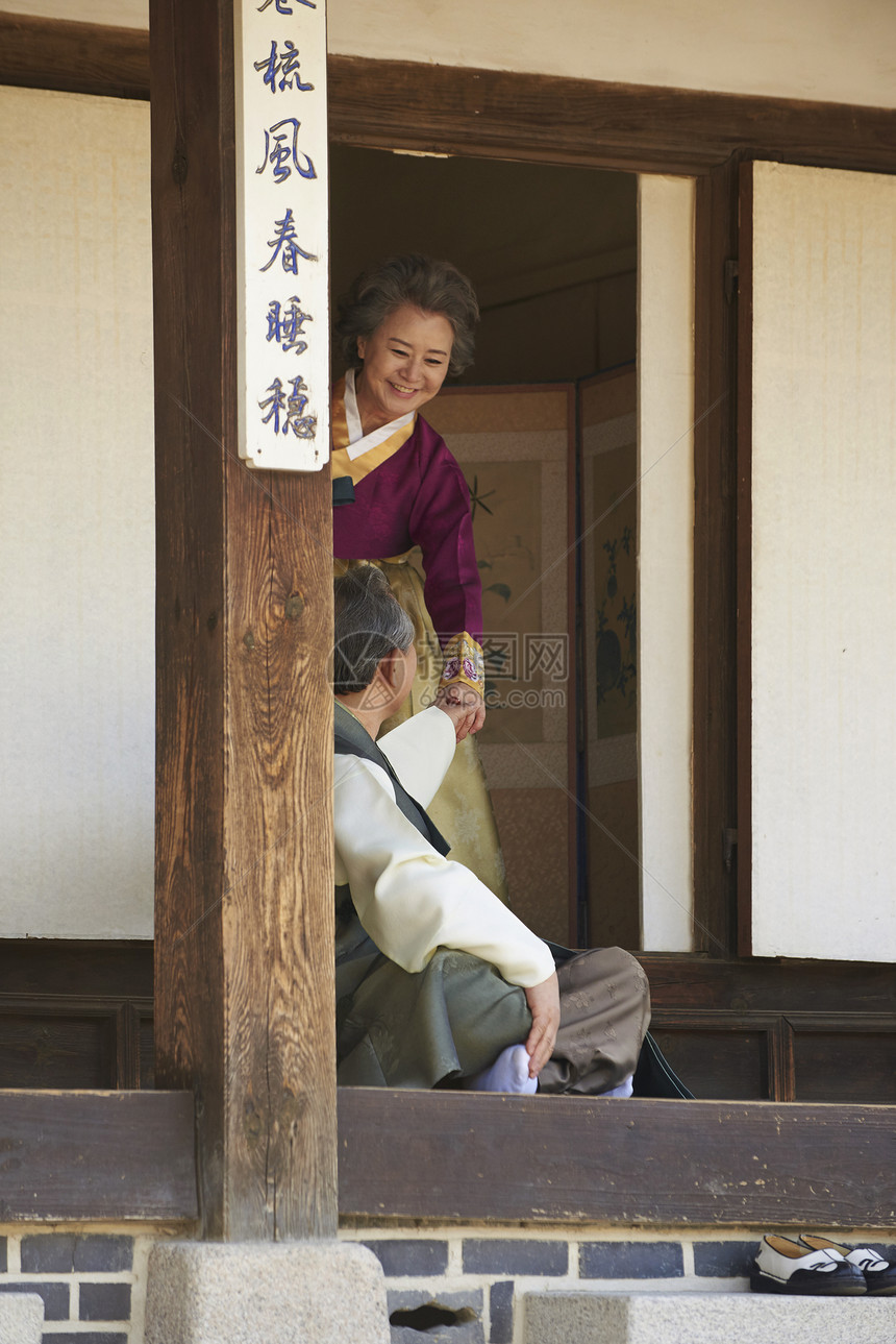 传统村落里穿着传统服装的老年夫妇图片