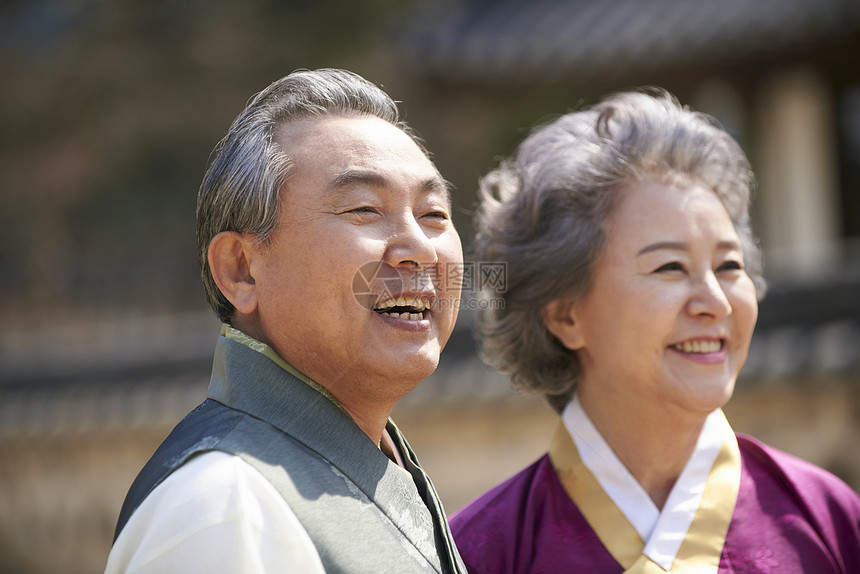 村庄里穿着传统服装的老年夫妇图片