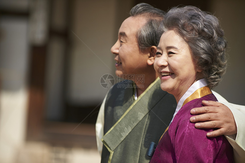 村庄里穿着传统服装的老年夫妇图片