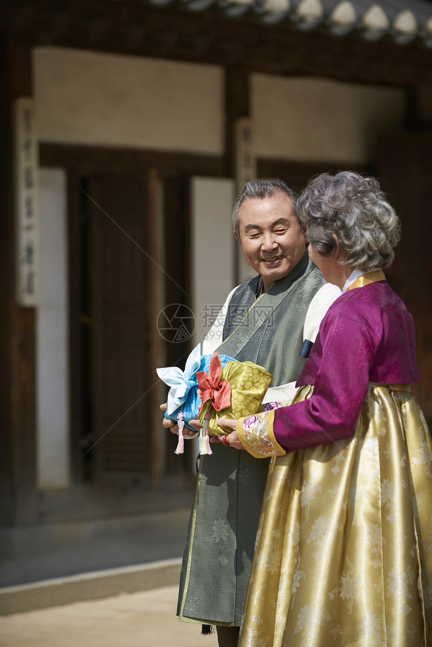 村庄里穿着传统服装的恩爱夫妇图片