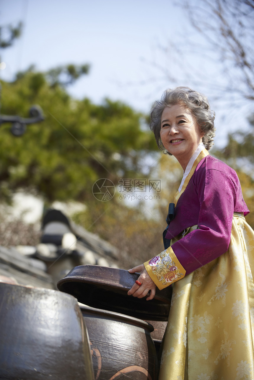 打开酱缸微笑的老年女性图片