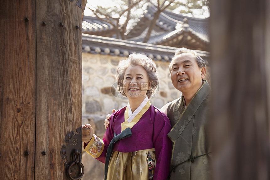 村庄里穿着传统服装微笑的夫妇图片