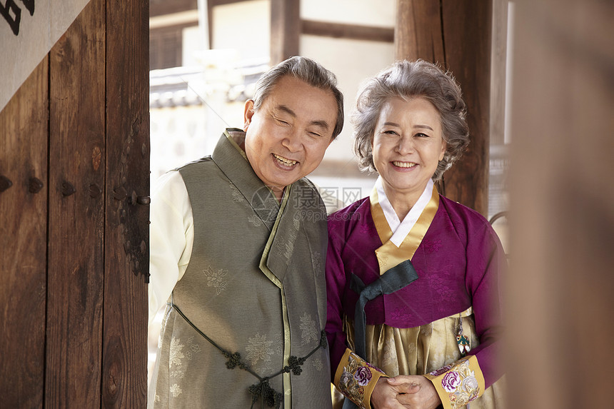 穿着传统服装开心的老年夫妇图片