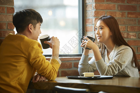 咖啡馆聊天约会的的情侣图片