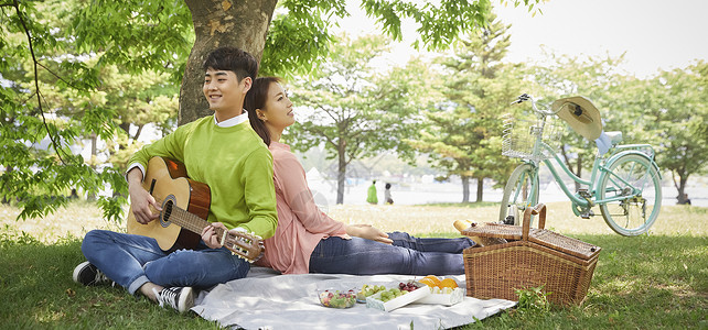 公园野餐放松的情侣图片