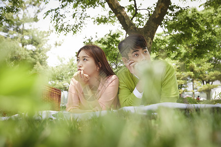 趴在野餐垫上休息的夫妻图片