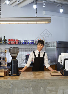 咖啡厅的咖啡师肖像图片