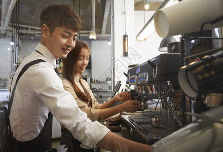 制作咖啡的年轻咖啡师背景图片