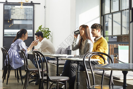 咖啡馆休息喝咖啡的青年男女背景图片