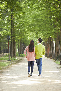 春天公园散步的情侣背影图片
