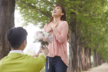 将花束送给女朋友的成年男性图片